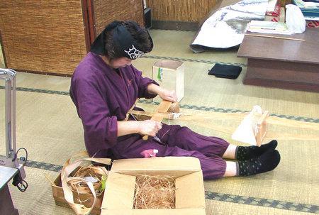 Кавагиши Ханаока за ткацким станком